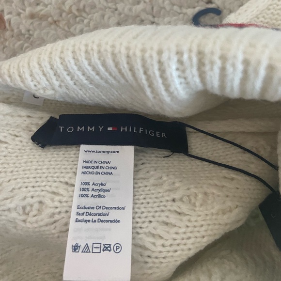 BNWT Tommy Hilfiger white cable knit hat with signature colours - Picture 3 of 3